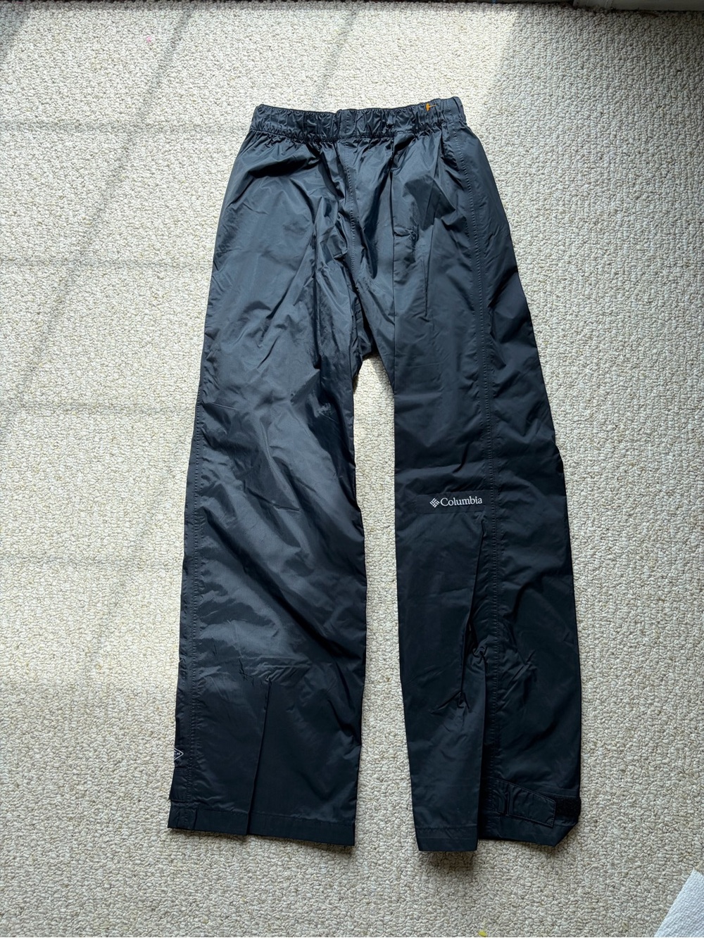 Columbia men’s Baggy track pants. Black Lightweight Waterproof Pants. Size Small